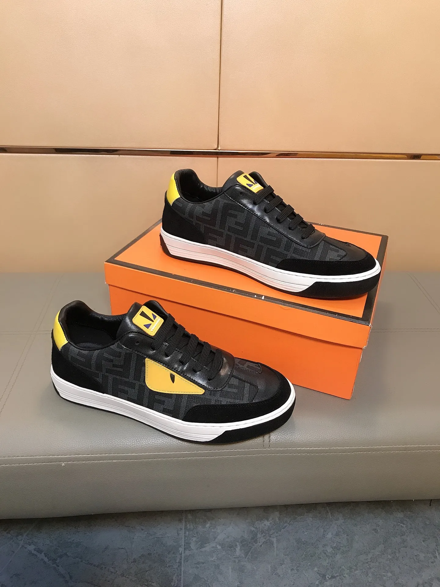 Ex-factory price 400 👟👟💎Fendi [Fendi] men's new high-top casual shoes are on the market 🔥The shoe body is made of brand-specific embossed leather, sheepskin lining, breathable and does not cover the feet! Fashionable casual shoes 🙈Non-slip and wear-resistant outsole👣 Standard size 38-44